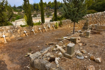 Israel – Profanan, nuevamente, el Cementerio Católico de Beit Jemal