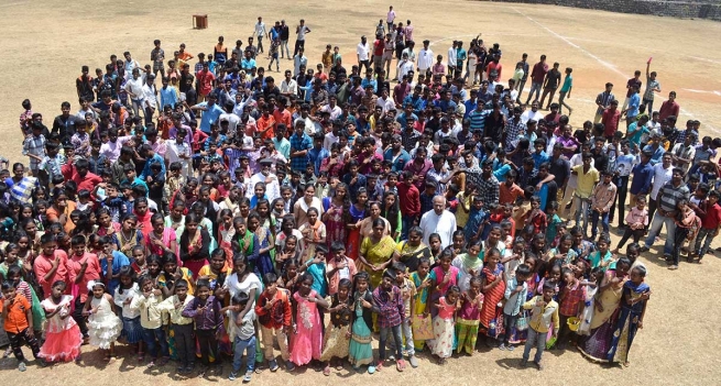 India - Reunión de más de 500 jóvenes del oratorio y la escuela nocturna de Yercaud