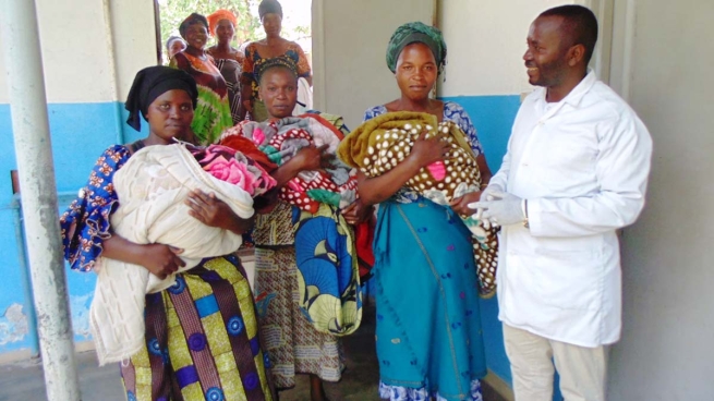 République Démocratique du Congo – Au dispensaire du Centre des Jeunes « Don Bosco Ngangi », transformé en hôpital de secours d’urgence aux déplacés internes, une femme accouche des triplés