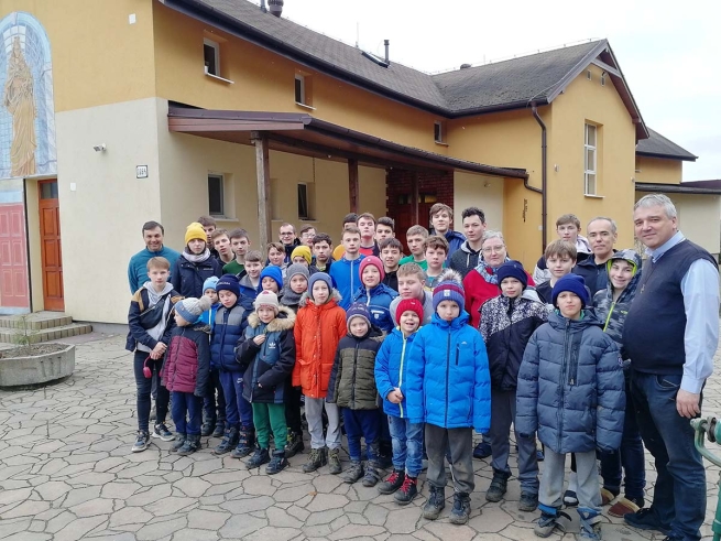 Eslováquia – Graças à ação salesiana, 47 crianças e adolescentes ucraínos da Casa-lar de L'viv (Leópolis) hoje estão em lugar seguro na Eslováquia