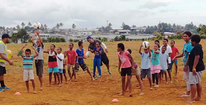 Fiji - "Somos todos missionários em nossa maneira de servir aos jovens"