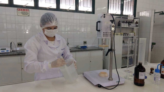 Brasil – A Universidade Católica Dom Bosco de Campo Grande produz álcool em gel para a comunidade