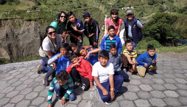 Ecuador - Pilar y Rosa: "Such beautiful moments with the 22 kids"