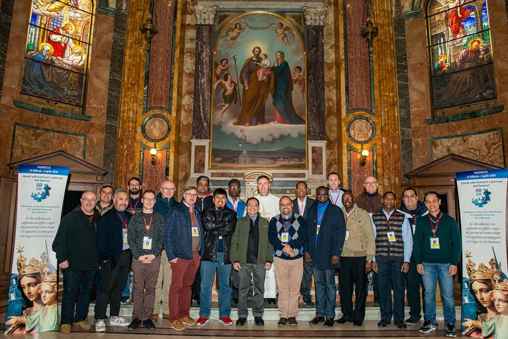 Italy - GC28: Rector Major takes photo with Salesian Brothers