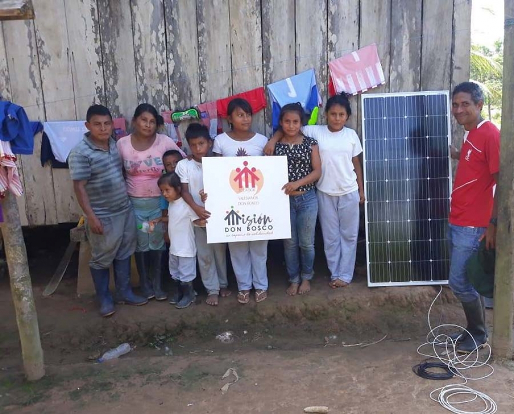 Equador – Painéis solares, baterias e rádio para permitir aos jovens indígenas continuarem seus estudos
