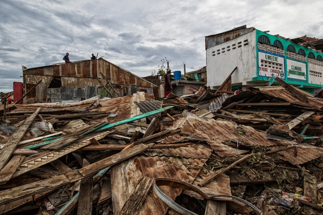 Haiti – Di fronte ad un’autentica catastrofe umanitaria: i Salesiani distribuiscono cibo e acqua