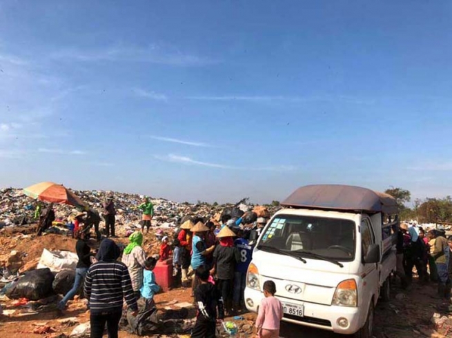 Laos – I salesiani portano doni ai poveri della discarica