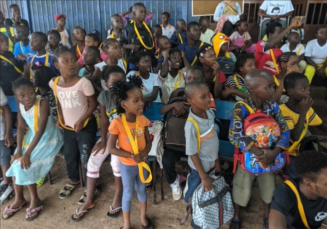 Sierra Leona – El Centro juvenil “Don Bosco” en la Parroquia salesiana de Dwarzak