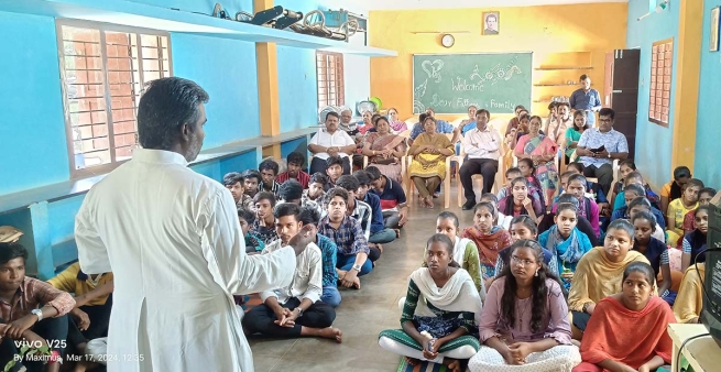 Inde – Une collaboration entre un groupe de familles et l'institut salésien « Niraivagam » donne vie à un programme de formation et de développement pour les mineurs des tribus