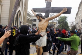 Chili – Avec le visage caché, ils profanent l’église de la “Gratitud National” et détruisent un crucifix