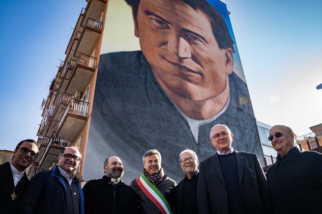 Italia – “Don Bosco è voluto venire qui!” Inaugurato il murale di Don Bosco