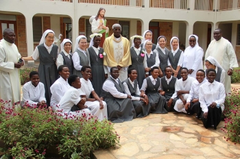 Ouganda – Premières professions des Sœurs de la Charité de Jésus en Afrique