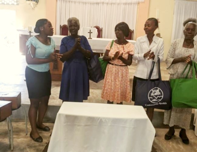 Haití - Mujeres y niños de las comunidades salesianas reciben una donación de jabón de “Eco-Soap Bank”