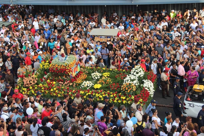 Panama – « Panama est de Don Bosco et Don Bosco est de Panama » : des milliers de personnes ont accompagné Don Bosco en procession