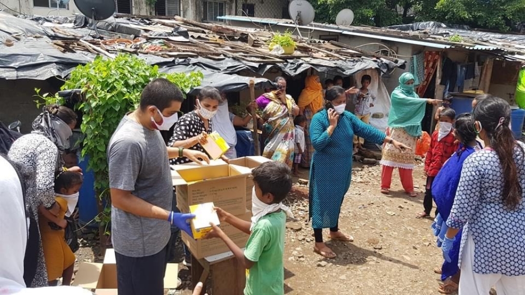 India – Cibo, kit igienici e biscotti nutrienti per i bambini dei migranti
