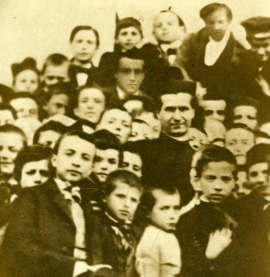 Stare zdjęcie z Księdzem Bosko wśród chłopców