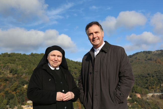 Itália - Padre Ángel Fernández Artime junto às Salesianas Irmãs Oblatas do Sagrado Coração para rezar no túmulo de dom Giuseppe Cognata, SDB, mártir do silêncio