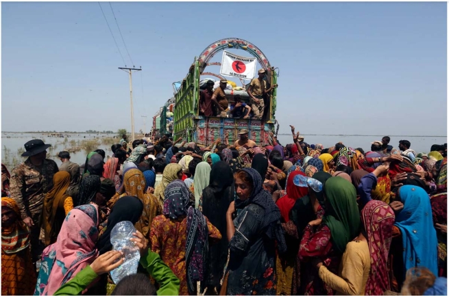 Pakistan – Même les Salésiens au travail pour aider les victimes des inondations