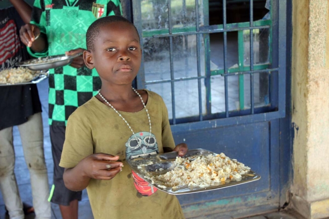 République Démocratique du Congo – Les jeunes des rues reçoivent des dons alimentaires qui les aideront à retrouver la santé