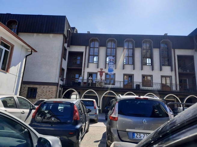 Polonia – Celebraciones de las Santa Misa dentro de sus autos en la parroquia San Juan Bosco en Szczecin