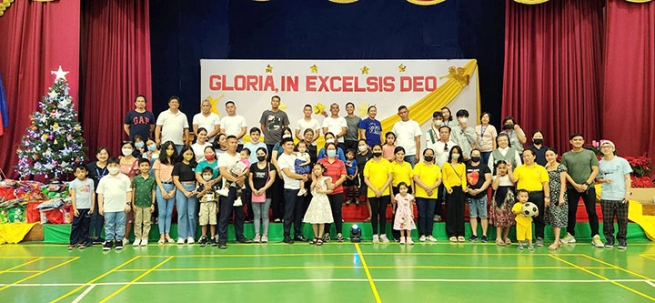 Filipiny – Nieść wszędzie ducha Bożego Narodzenia: zaangażowanie szkoły “Caritas Don Bosco” z Santa Rosa