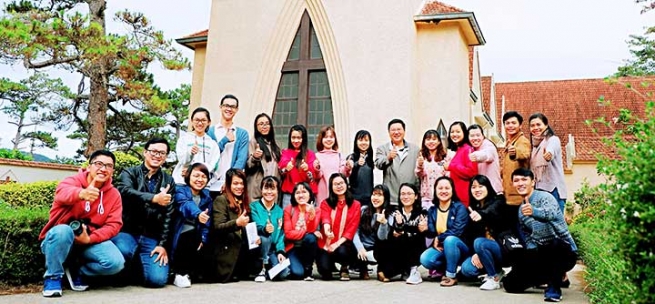 Vietnã – Jovens voluntários missionários com o “Coração na Mão”