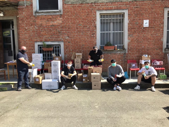 Itália - Centro “Dom Bosco” de Alessandria: cestas de alimentos para os necessitados