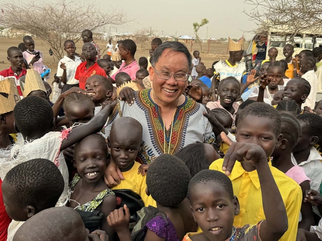Kenia – El Padre Maravilla visita Kakuma: "La presencia misionera de una Inspectoría es el termómetro del espíritu misionero de los salesianos"