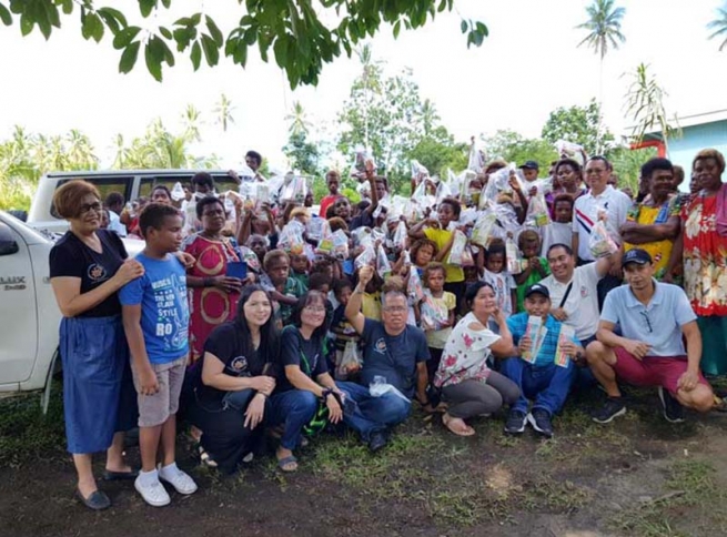 Papúa Nueva Guinea - Los Salesianos Cooperadores de Kokopo llevan regalos de Navidad a los niños