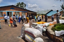 Rwanda – “La carità comincia a casa propria”: l’assistenza fornita agli insegnanti e ai dipendenti delle scuole nei mesi in cui i salari sono stati sospesi a causa di Covid-19