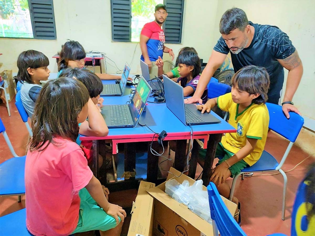 Brazylia - Salezjanie wprowadzają dzieci z plemienia Xavante w tajniki umiejętności cyfrowych