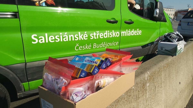 Repubblica Ceca – Il Centro Giovanile Salesiano di České Budějovice distribuisce mascherine e materiale sanitario