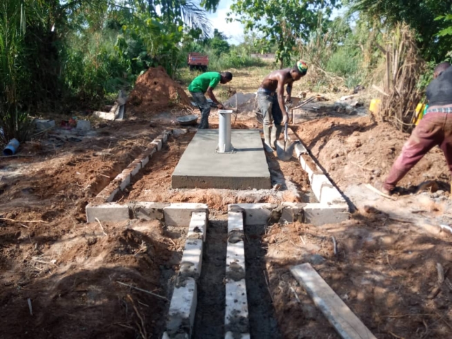 Ghana – La "Iniciativa Agua Limpia" de "Misiones Salesianas" lleva agua potable a los pueblos de la región de Bono.