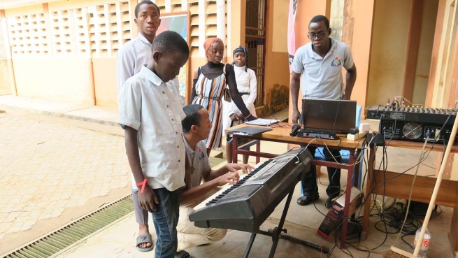 Camerún – Encender la esperanza a través de la música