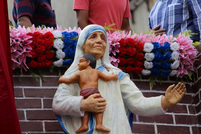 India - Don Bosco Liluah pays tribute to the Saint of the Gutters