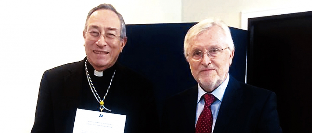 Panamá - Medalla de honor al cardenal salesiano Rodríguez Maradiaga
