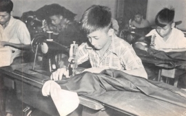 Vietnam – I ragazzi del convitto imparano l’arte della sartoria