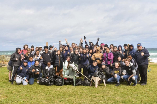 Austrália - 60 jovens do “Don Bosco Camp and Centre” participam de mutirão de limpeza da praia de "Safety Beach"