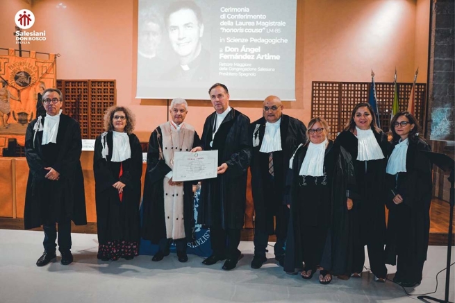 Italia - Entregan el Doctor Honoris Causa en Ciencias Pedagógicas al padre Ángel Fernández Artime, SDB