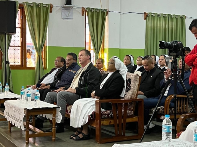 Indie – Przełożony Generalny spotyka się z siostrami misjonarkami Maryi Wspomożycielki i całą Rodziną Salezjańską
