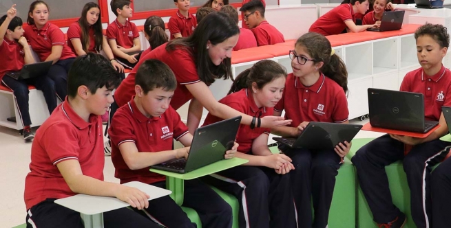 Espagne - Campagne « Enredados : » accompagner les familles dans l'environnement numérique et pour un Internet sécurisé