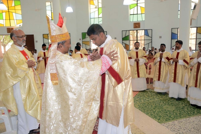 India - 19 Salesians ordained deacons