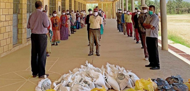 Ethiopie – Dans un Pays mis à rude épreuve  par les maladies, les criquets et les émeutes, les Salésiens tentent d’aider les familles d’étudiants éthiopiens