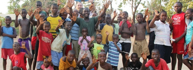 Sierra Leone - Orphelins mineurs, victimes de violence, dans la rue, emprisonnés, contraints à la prostitution ... le travail des Salésiens pour eux