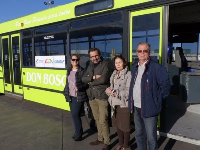 Espagne – Un bus urbain espagnol transformé en Unité mobile pour les enfants des rues en Sierra Leone