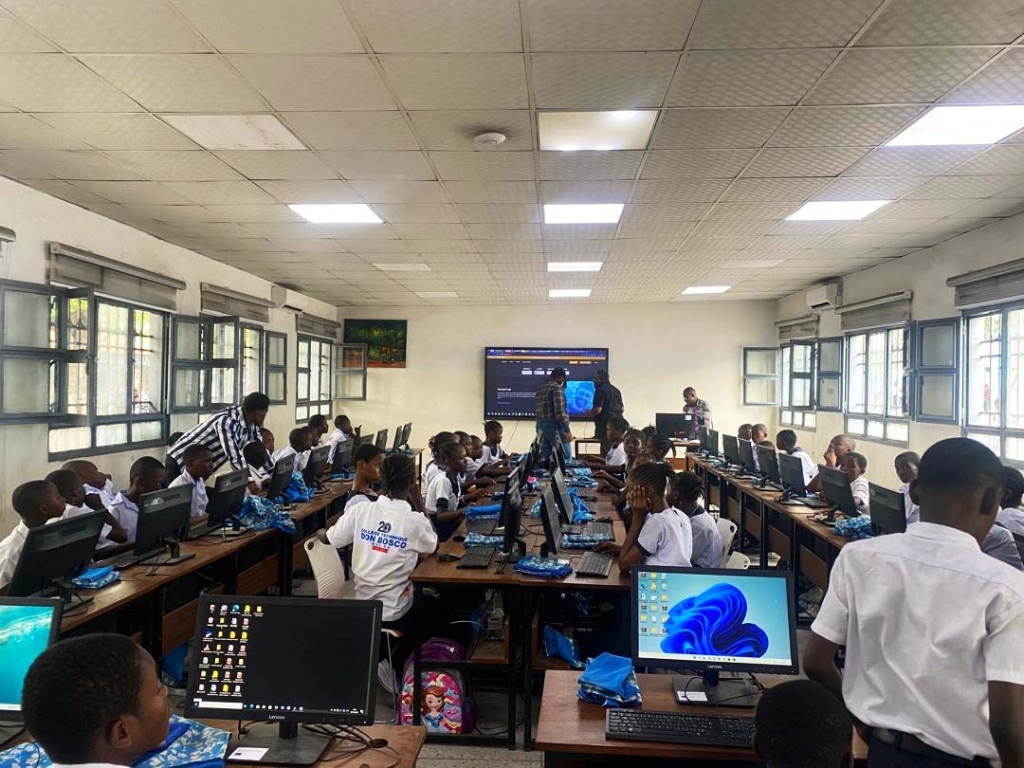 Enfants utilisant l'informatique
