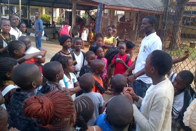 Libéria – Quatro semanas de alegria e renovação para 500 jovens de Monróvia