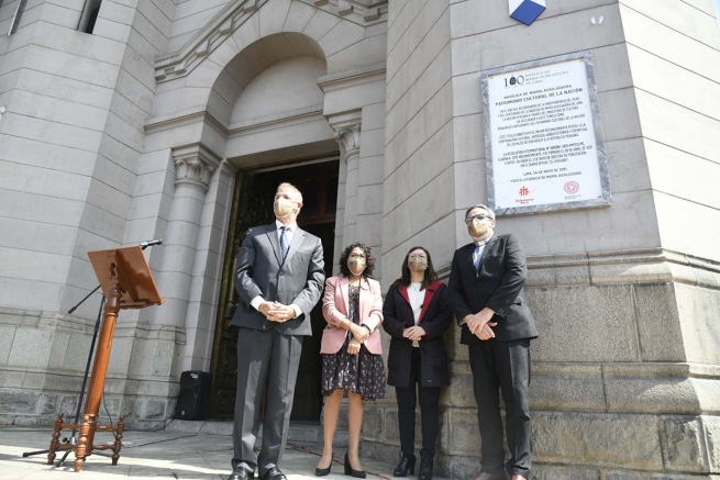 Perú – Develan la placa conmemorativa y el escudo azul de UNESCO, en la Basílica de María Auxiliadora