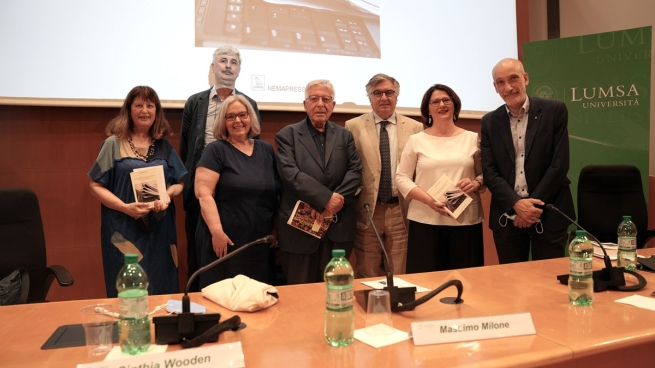 Italia – Il giornalismo come missione e servizio: omaggio a don Costa alla presentazione di “Girovagando tra cronache e eventi. Quarant’anni di giornalismo”