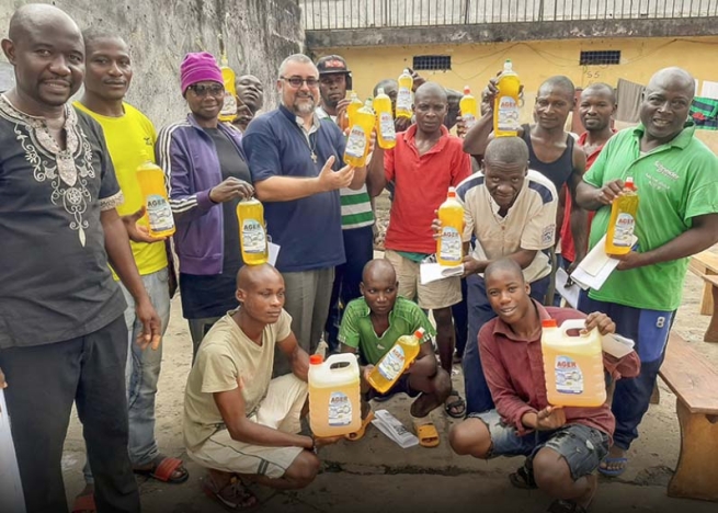 Cameroun – Les détenus de la prison d'Ebolowa apprennent à fabriquer du savon liquide grâce à Don Bosco et aux Salésiens